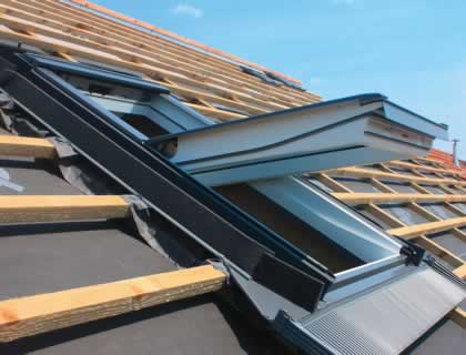 Couvreur pose fenêtre de toit velux